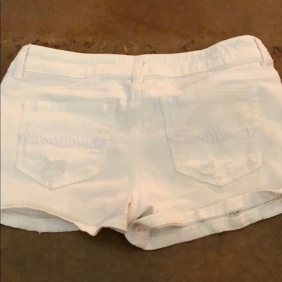 White distressed jean shorts size 9 - Picture 4 of 4